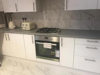 The Dartford 5 Bedrooms & 2 Bathrooms Beautiful House - 5