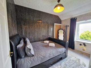 Bright & Spacious Central Apt Near City Centre - 2