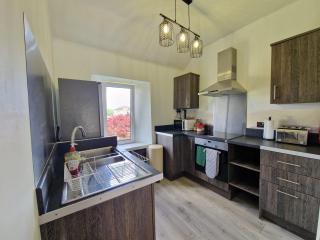 Bright & Spacious Central Apt Near City Centre - 3