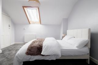 Cozy Family Home Sleeps 6 in Hucknall - 4