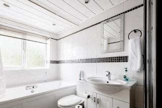 Cozy Family Home Sleeps 6 in Hucknall - 3