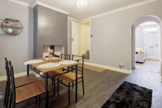 Cozy Family Home Sleeps 6 in Hucknall - 2