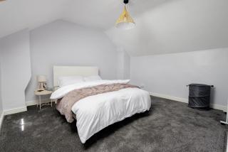 Cozy Family Home Sleeps 6 in Hucknall - 1