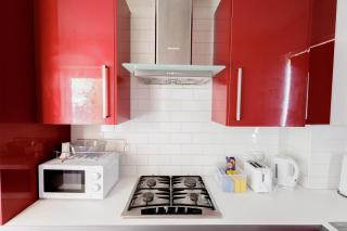 Cozy Family Home Sleeps 6 in Hucknall - 3