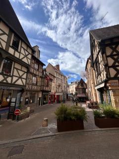 Cozy apartment in old Town Montluçon, market & restaurants - 2