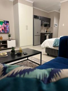 Dainfern Cozy Loft - 3