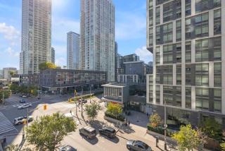 Modern 2BR Waterfront Retreat City Views - 5