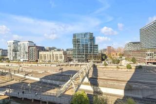 Modern 2BR Waterfront Retreat City Views - 4