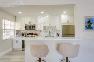 Walk to Ocean! Couples Getaway in Madeira Beach - 9
