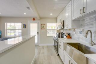Walk to Ocean! Couples Getaway in Madeira Beach - 7