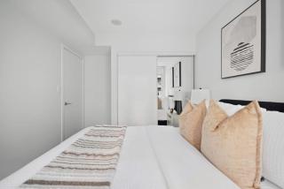 Trendy 1BR Condo Free Parking Downtown Toronto - 5