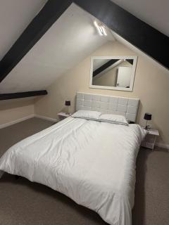 Spacious 2 Bed Apartment Walk to City Centre - 2