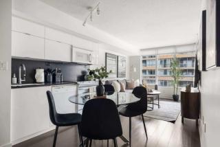 Stylish 1BR Lakeside Oasis Patio & Prime Location - 9
