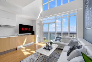 Skyline Penthouse Retreat Waterfront Views - 0
