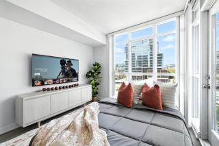 Sunlit 2BR Condo by the Waterfront - 5