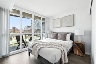 Sunlit 2BR Condo by the Waterfront - 9