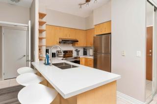 Chic 1BR Patio Suite Scenic CN Tower View - 8