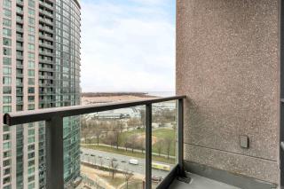 Chic 1BR Patio Suite Scenic CN Tower View - 4