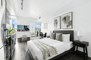 Chic Downtown Studio Perfect Couple's Getaway - 9