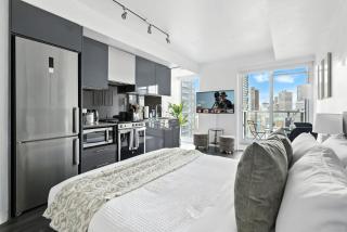 Chic Downtown Studio Perfect Couple's Getaway - 3