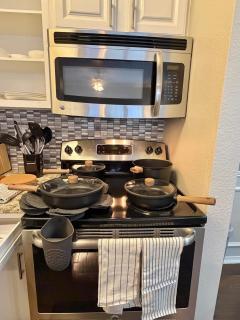 Elegant 1BR with Pool View in the Heart of Dallas - 3