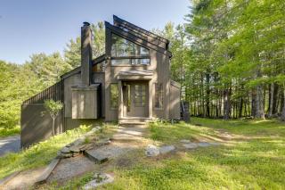 Resort-Style Community! Quechee Chalet w/ Deck - 0