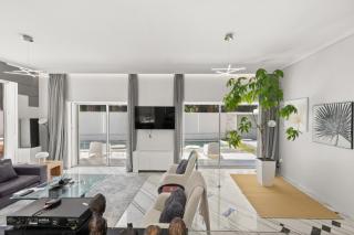 Luxury Villa with Pool, BBQ & Garden in Vouliagmeni - Athens - 7
