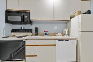 Pet-Friendly Family Suite for 6 with Kitchen - Pool and Hot Tub - 1