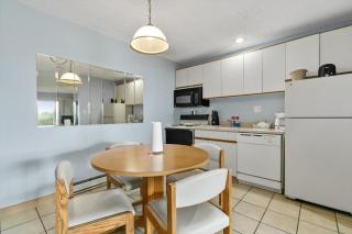 Pet-Friendly Family Suite for 6 with Kitchen - Pool and Hot Tub - 7