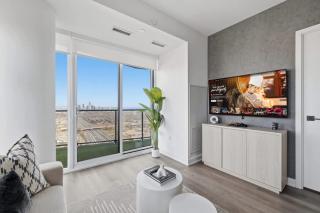 Sleek 2BR Toronto Condo Patio & Free Parking - 0