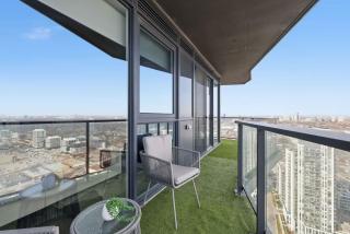 Sleek 2BR Toronto Condo Patio & Free Parking - 4