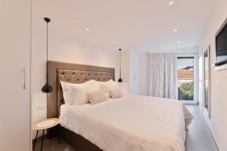 VILLA STONE PEARL SUTIVAN - exceptional luxury new three-room villa - private pool and jacuzzi - perfect location right next to the town center and the beach - secured parking space - 6