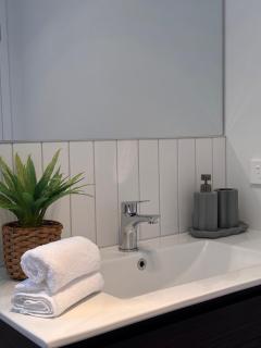Private 2BR Unit and Parking, 5 min drive to Lake - 7