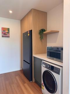 Private 2BR Unit and Parking, 5 min drive to Lake - 6