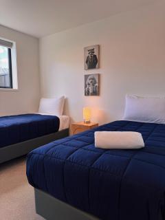 Private 2BR Unit and Parking, 5 min drive to Lake - 1