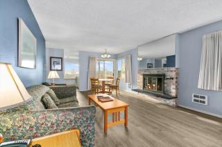 Pet-Friendly Family Fireplace and Kitchen Suite for 8 - Pool and Hot Tub - 8