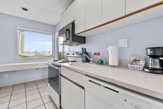 Pet-Friendly Family Fireplace and Kitchen Suite for 8 - Pool and Hot Tub - 9