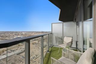 Modern Etobicoke Studio Sleek Queensway Retreat - 8