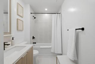 Modern Etobicoke Studio Sleek Queensway Retreat - 6