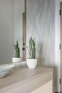Modern Etobicoke Studio Sleek Queensway Retreat - 2