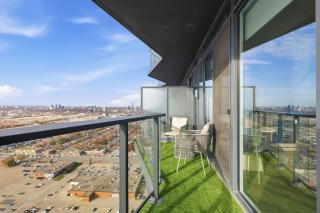 Modern Etobicoke Studio Sleek Queensway Retreat - 1