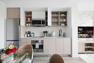 Chic 2BR Urban High-Rise Scenic City Views - 9