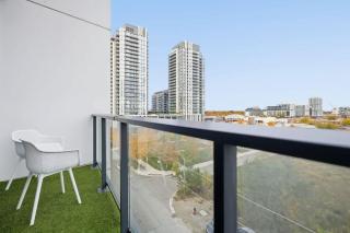 Chic 2BR Urban High-Rise Scenic City Views - 8
