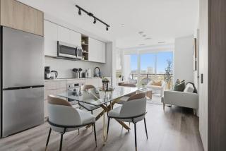 Chic 2BR Urban High-Rise Scenic City Views - 5