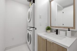 Chic 2BR Urban High-Rise Scenic City Views - 2