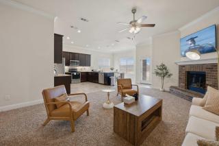 ACOMM Corporate Housing-Executive Corporate Retreat Near Loop 250 Work-Friendly! - 0