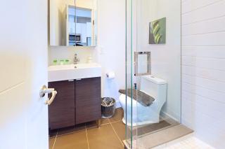 StayStreet Suites - Modern & Bright Queen Suite - 2