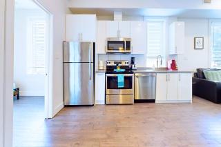StayStreet Suites - Modern & Bright Queen Suite - 9