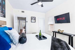 Luxury Montrose Condo with Pool Table Free Wine & Balcony - 5