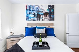 Luxury Montrose Condo with Pool Table Free Wine & Balcony - 4